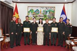 Tổng cục Chính trị Quân đội nhân dân Lào trao Huân chương Anh dũng tặng các chuyên gia Việt Nam